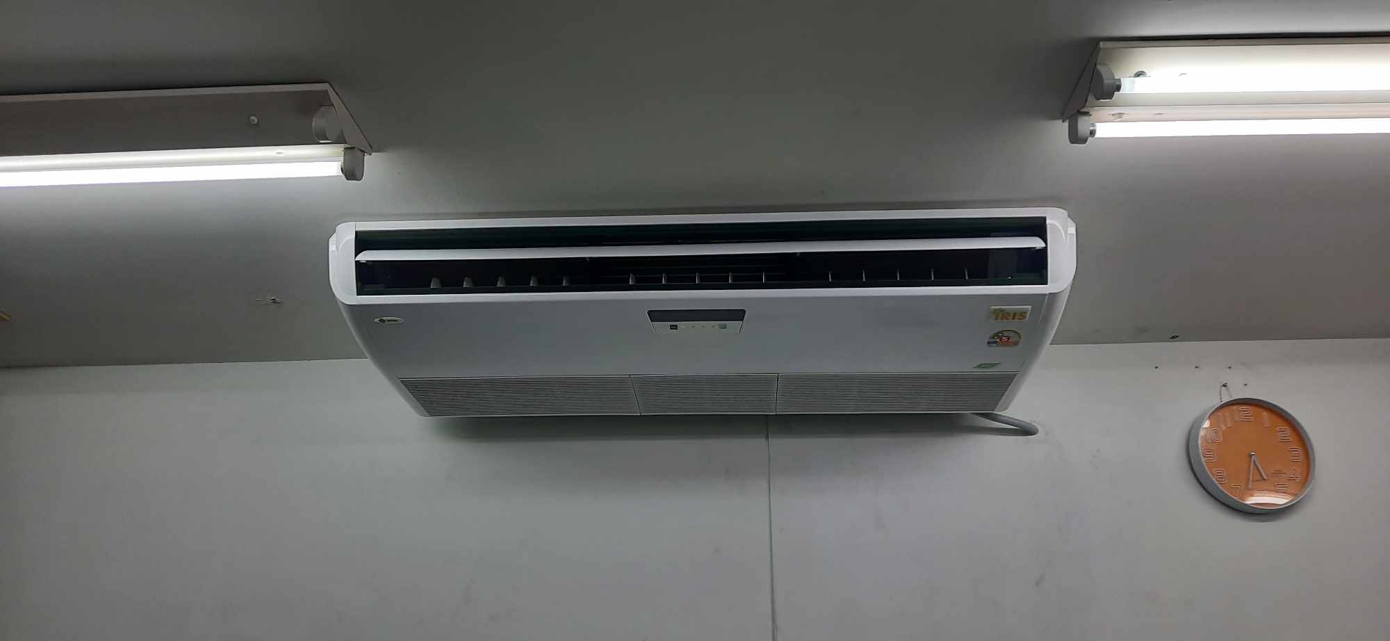 ขายแอร์เทรนพร้อมติดตั้งแอร์ขนาด 36,000 btu แบบแขวนไฟ 220 โวลต์